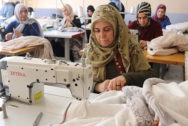 Ağrılı Kadınlar Depremzedeler İçin Kıyafet Dikiyor